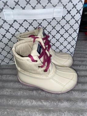 Sperry Port Little girls duck boots Sz 7
Cream lilac fuschia laces